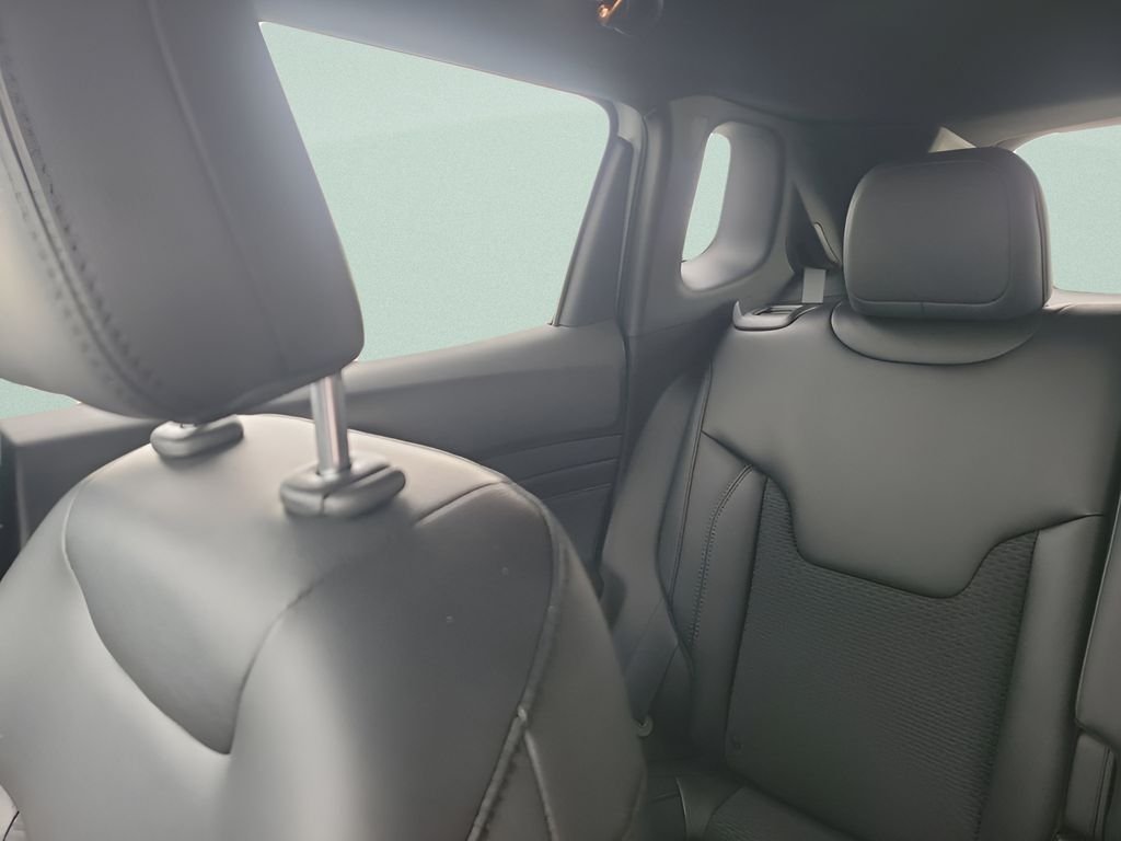 New 2026 Bright White Clear-Coat Exterior Paint Jeep Latitude image 12