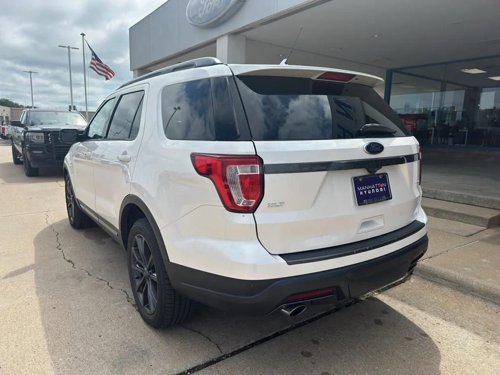 Used 2018 White Platinum Metallic Tri-Coat Ford XLT image 11