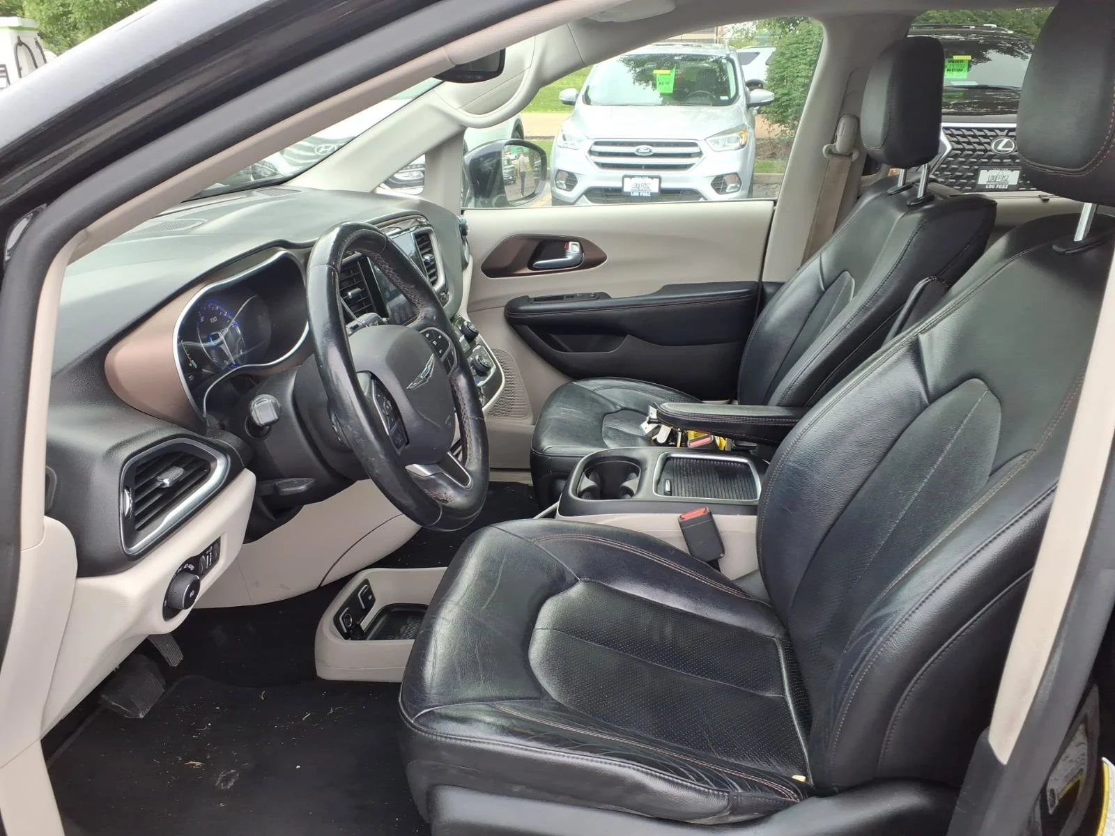 Used 2017 Brilliant Black Crystal Pearlcoat Chrysler Touring-L Plus image 25