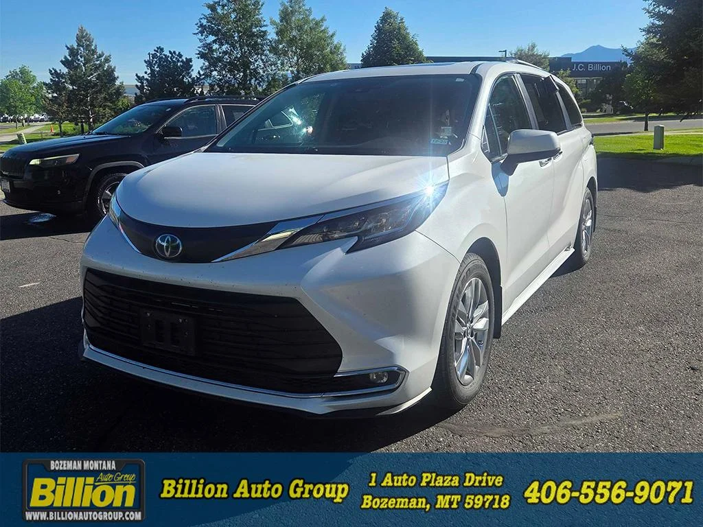 Used 2022  Toyota XLE image 1