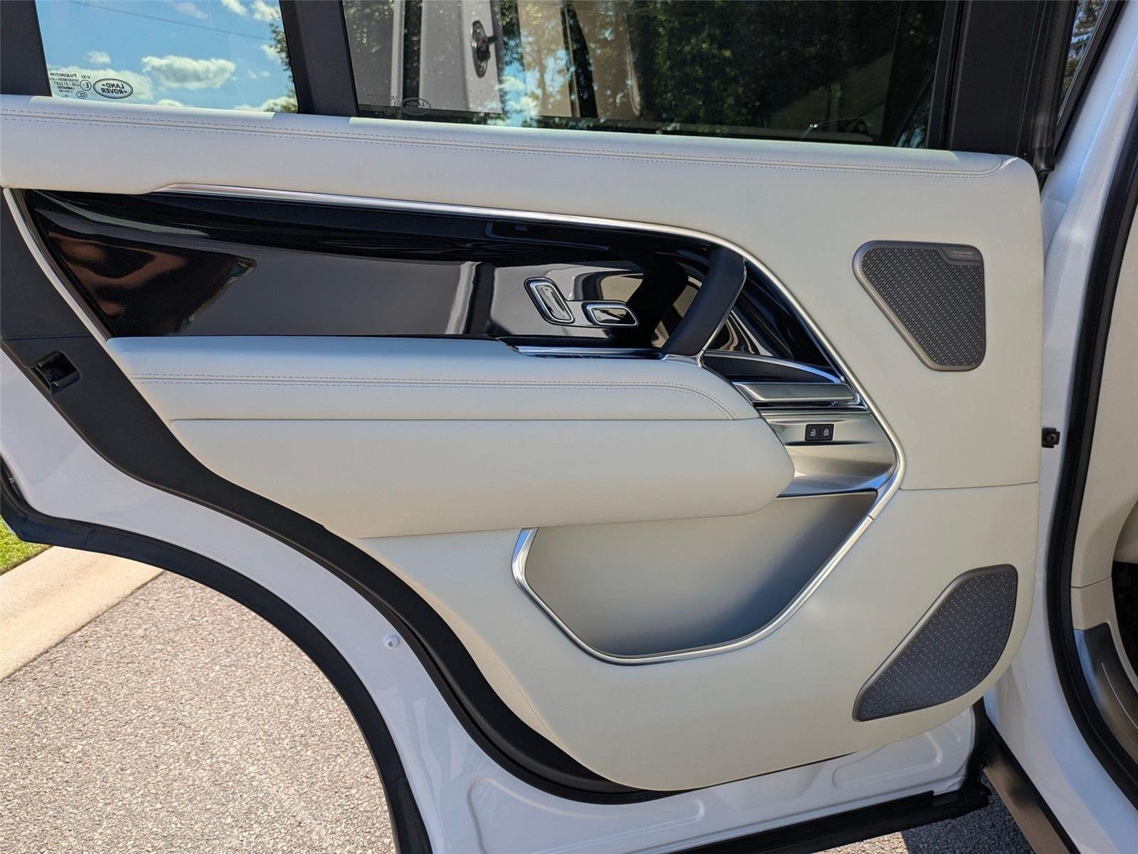 New 2026 Ostuni Pearl White Land Rover Autobiography image 25