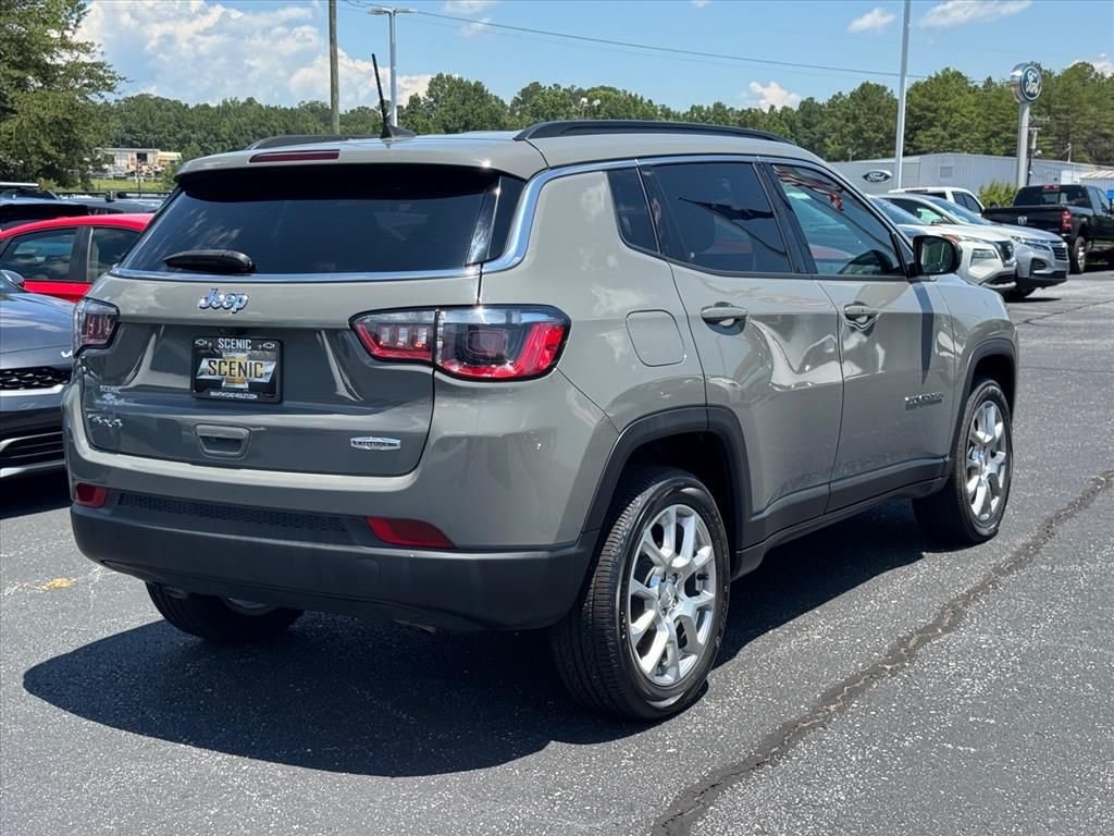 Used 2023 Gray Jeep Latitude Lux image 3