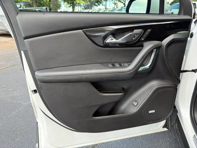 Used 2023 IRIDESCENT PEARL TRICOAT Chevrolet Premier image 10