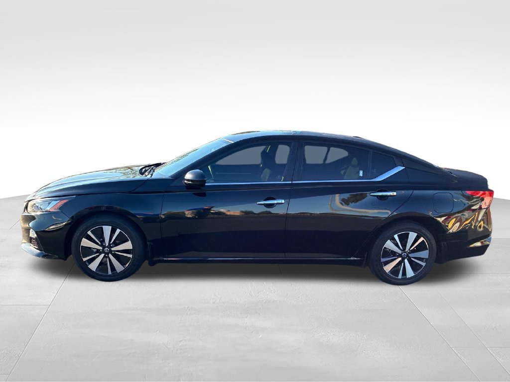 Used 2022 Black Nissan 2.5 SV image 2