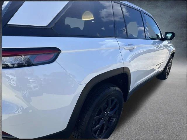 New 2027 Bright White Clear-Coat Paint Jeep Laredo Altitude image 22