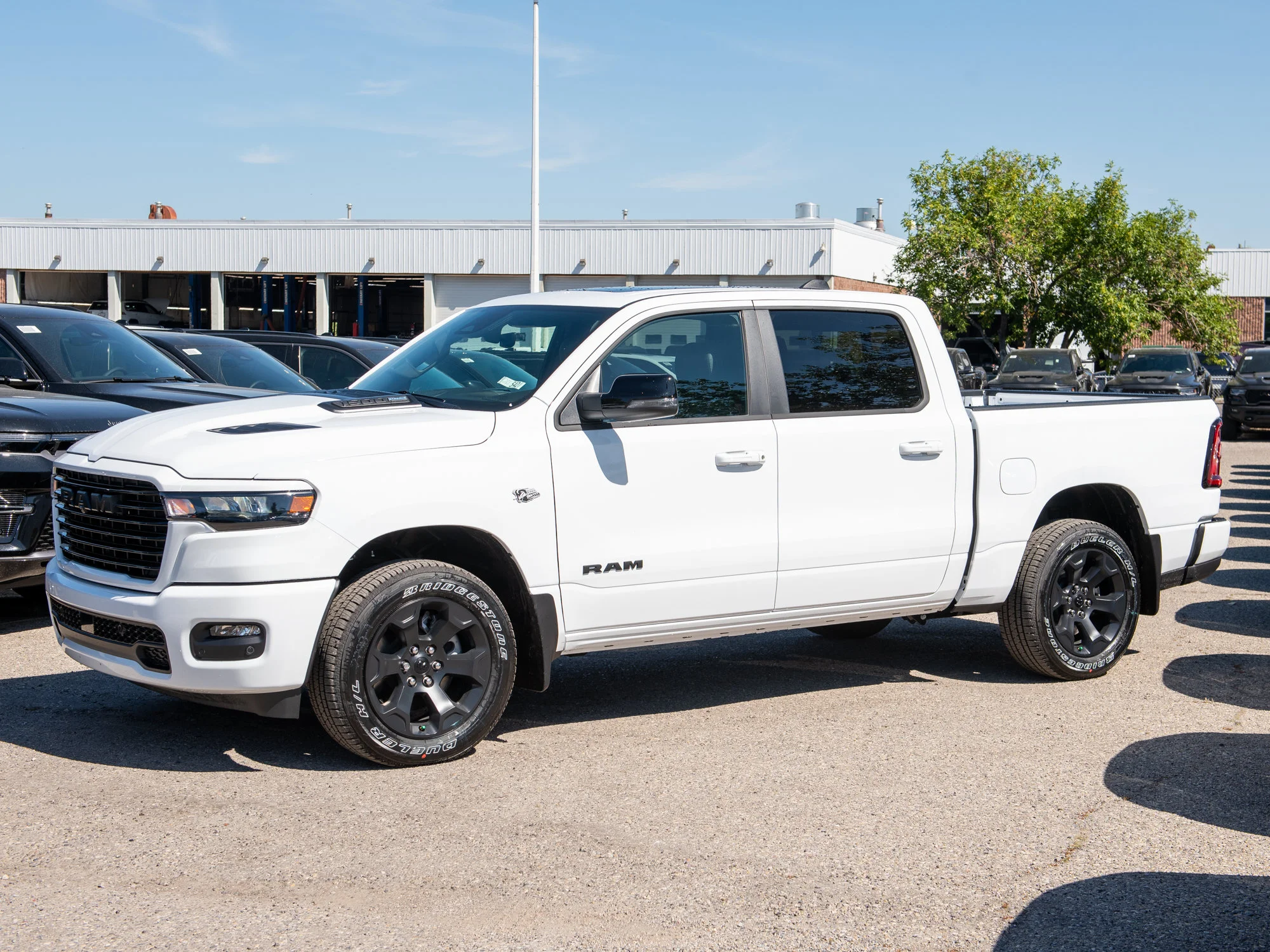 New 2026 White RAM Sport* Crew Cab 4x4, HEMI V8, Panoramic Sunroof, Heated Seats/Wheel image 4