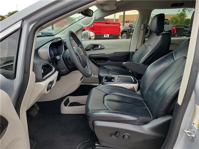 Used 2022  Chrysler Touring L Front-Wheel Drive Passenger image 12