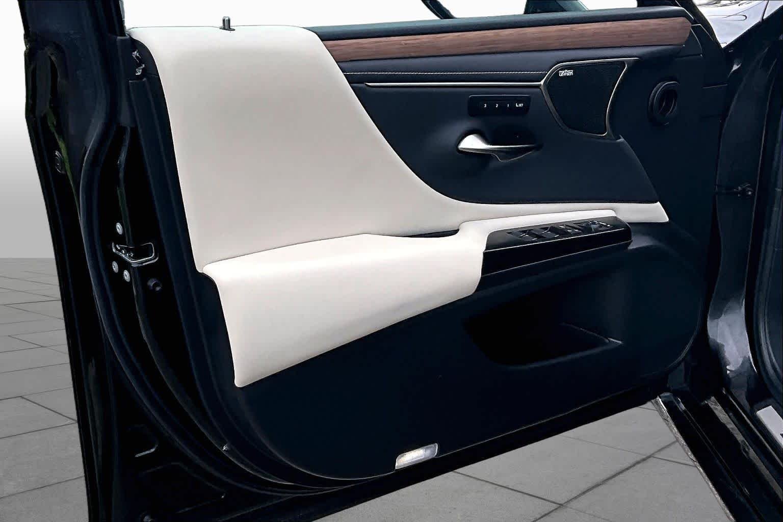 Used 2025 Caviar Lexus Ultra Luxury image 26