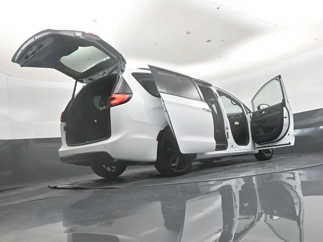 New 2027 Bright White Clear-Coat Exterior Paint Chrysler Limited image 53