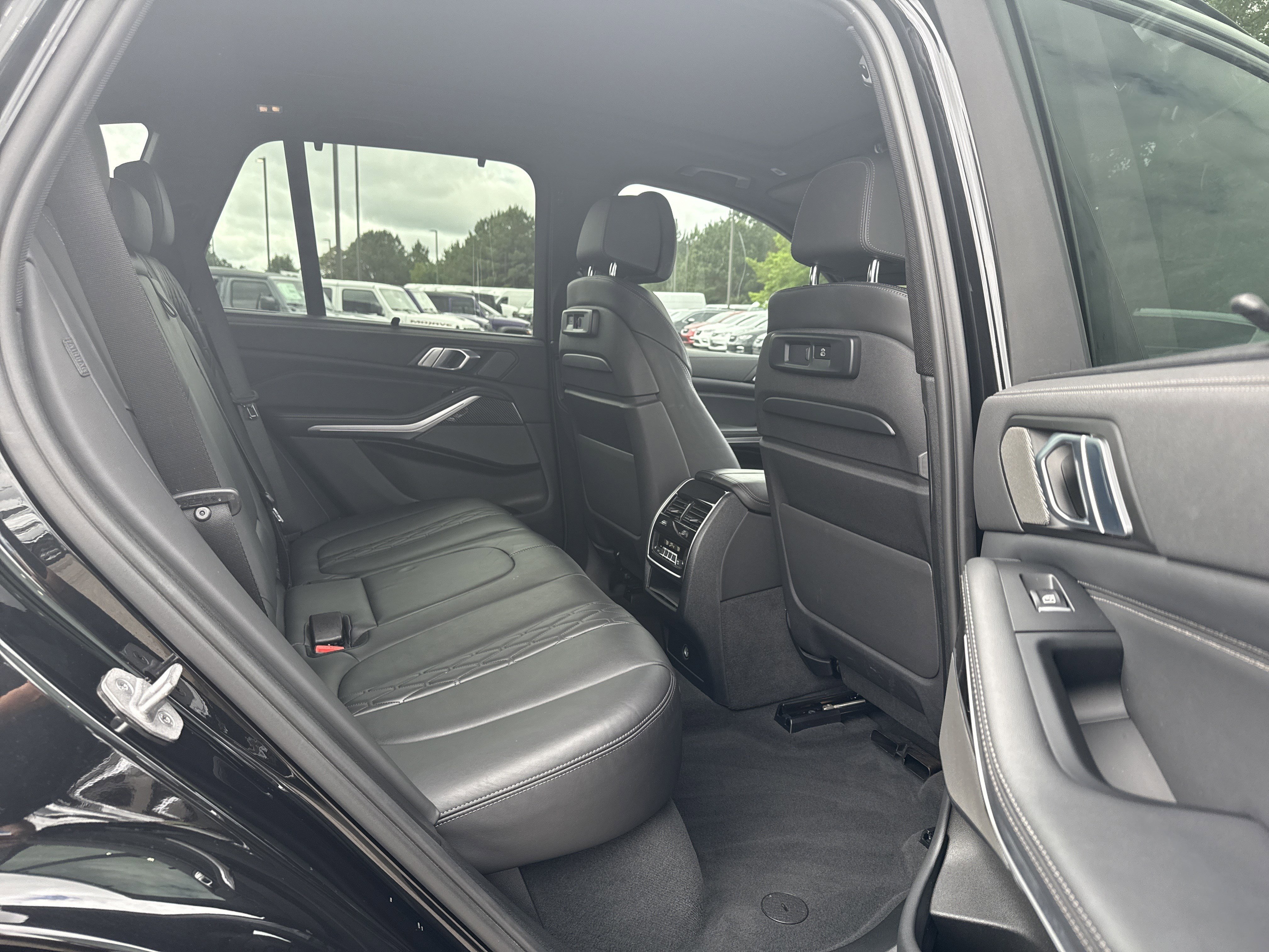 Used 2023 Black Sapphire Metallic BMW M50i image 17
