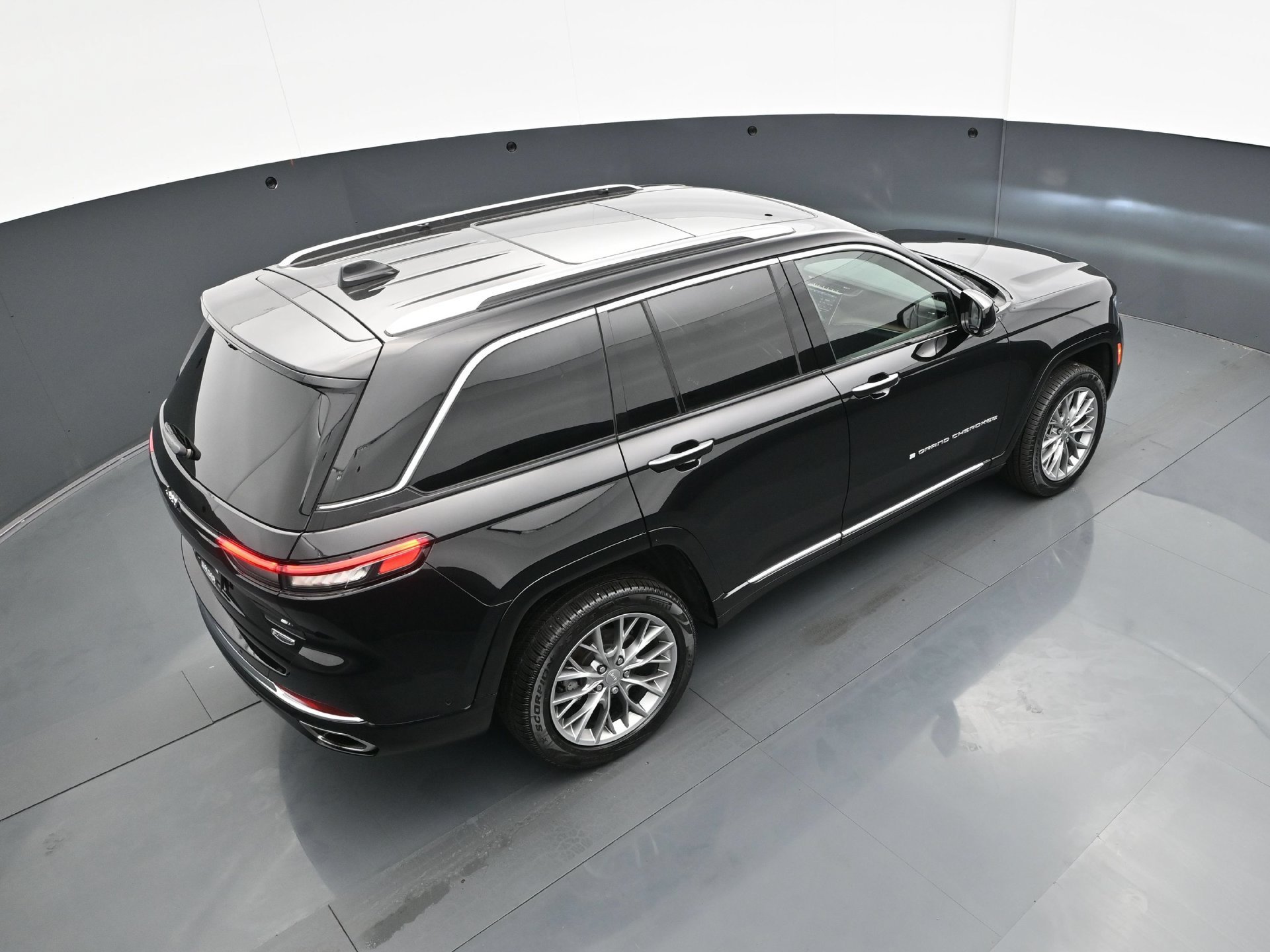 Used 2023 Diamond Black Crystal Pearlcoat Jeep Summit image 43