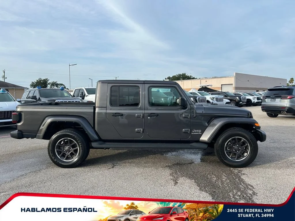 Used 2022 Gray Jeep Overland 4x4 image 4