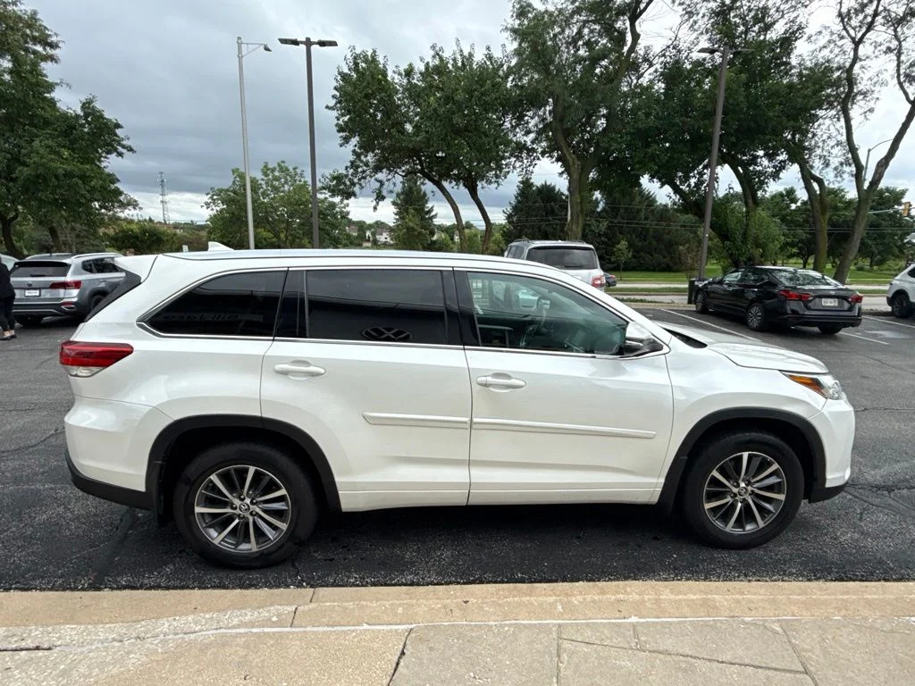 Used 2018 White Toyota XLE image 7