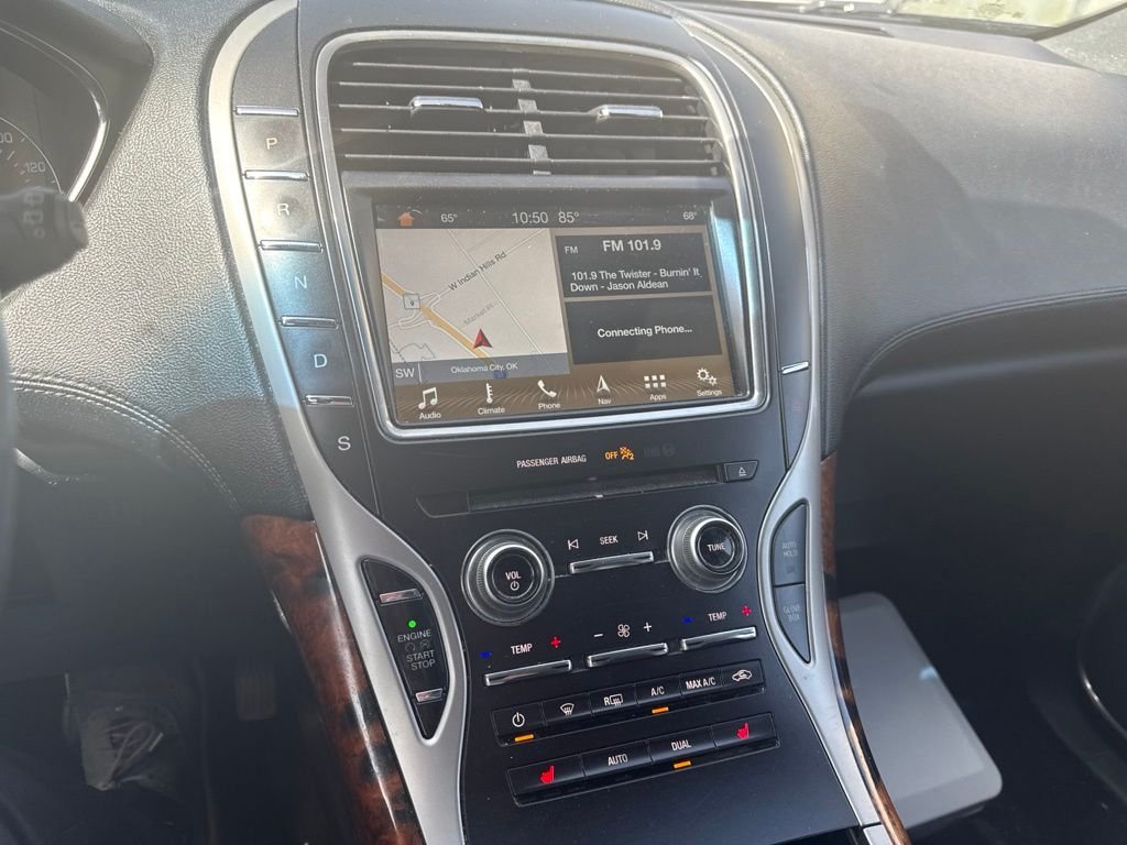 Used 2018 Gray Lincoln Select image 12