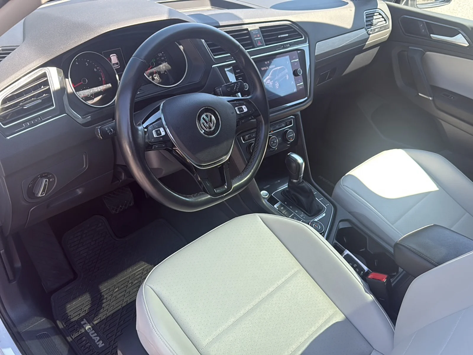 Used 2018 Platinum Gray Metallic Volkswagen SEL 4 MOTION image 14