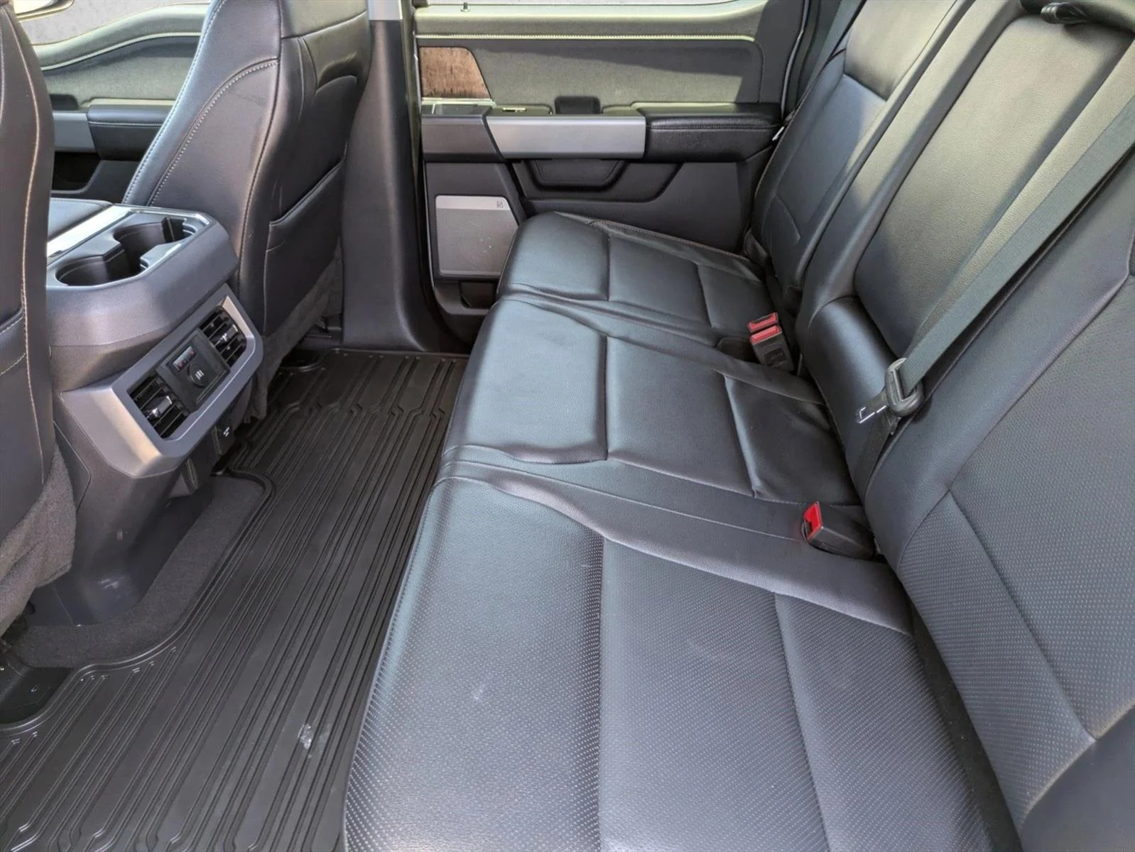 Used 2024 Glacier Gray Metallic Tri-Coat Ford LARIAT image 16