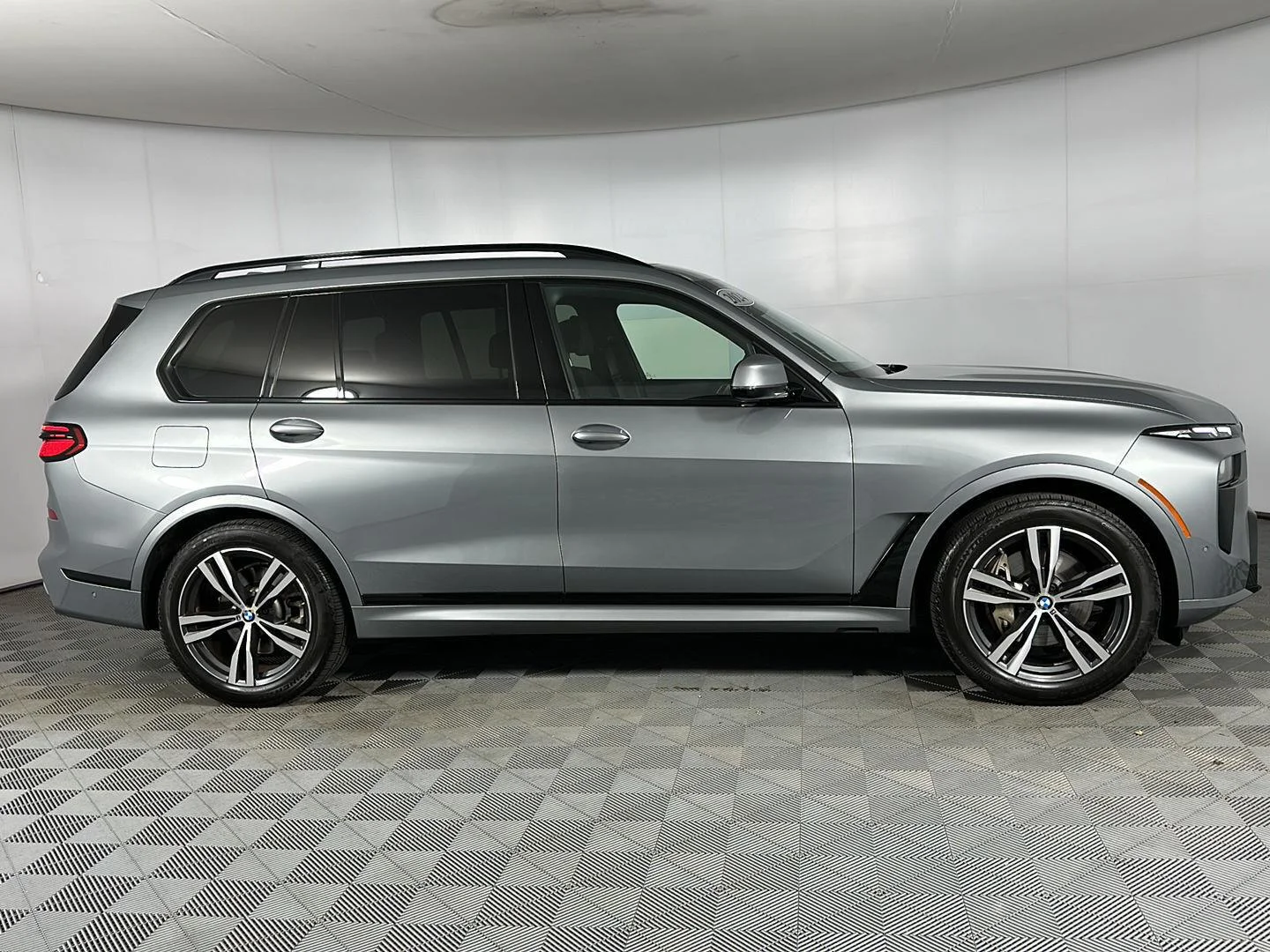 Used 2024 Skyscraper Grey Metallic BMW xDrive40i image 30