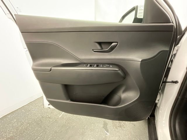 Used 2025 White Hyundai SEL image 9
