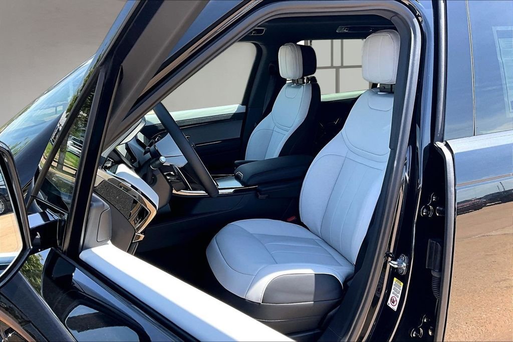 New 2026 Santorini Black Metallic Land Rover Dynamic SE image 9