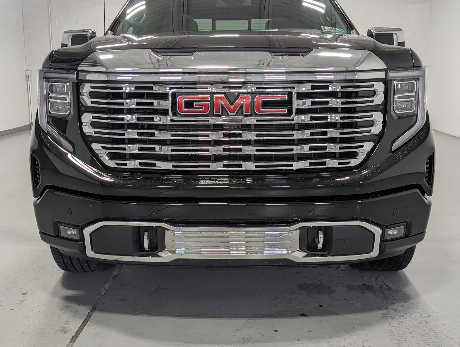 Used 2023 Onyx Black GMC Denali image 2