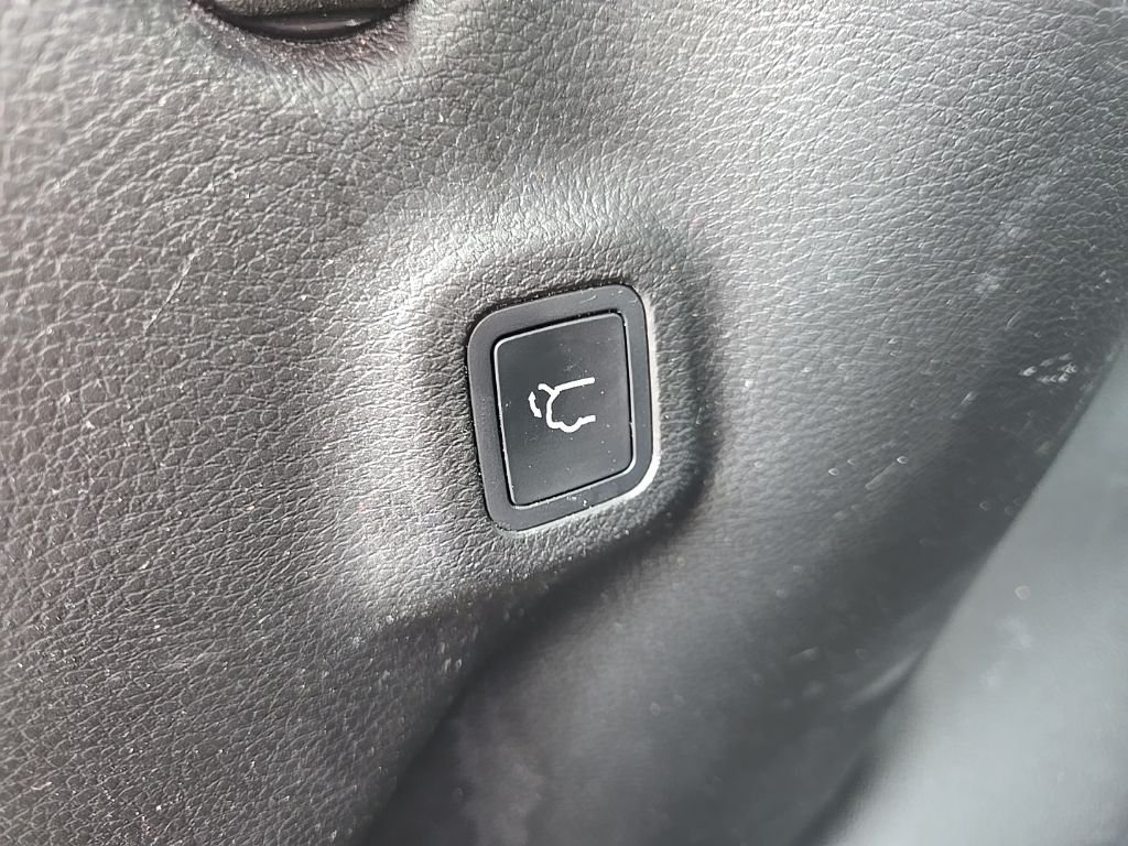 Used 2018 White Jeep Latitude image 85