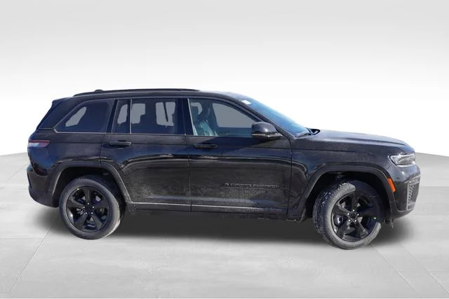 New 2026 Diamond Black Crystal Pearl-Coat Exterior Paint Jeep Limited image 2