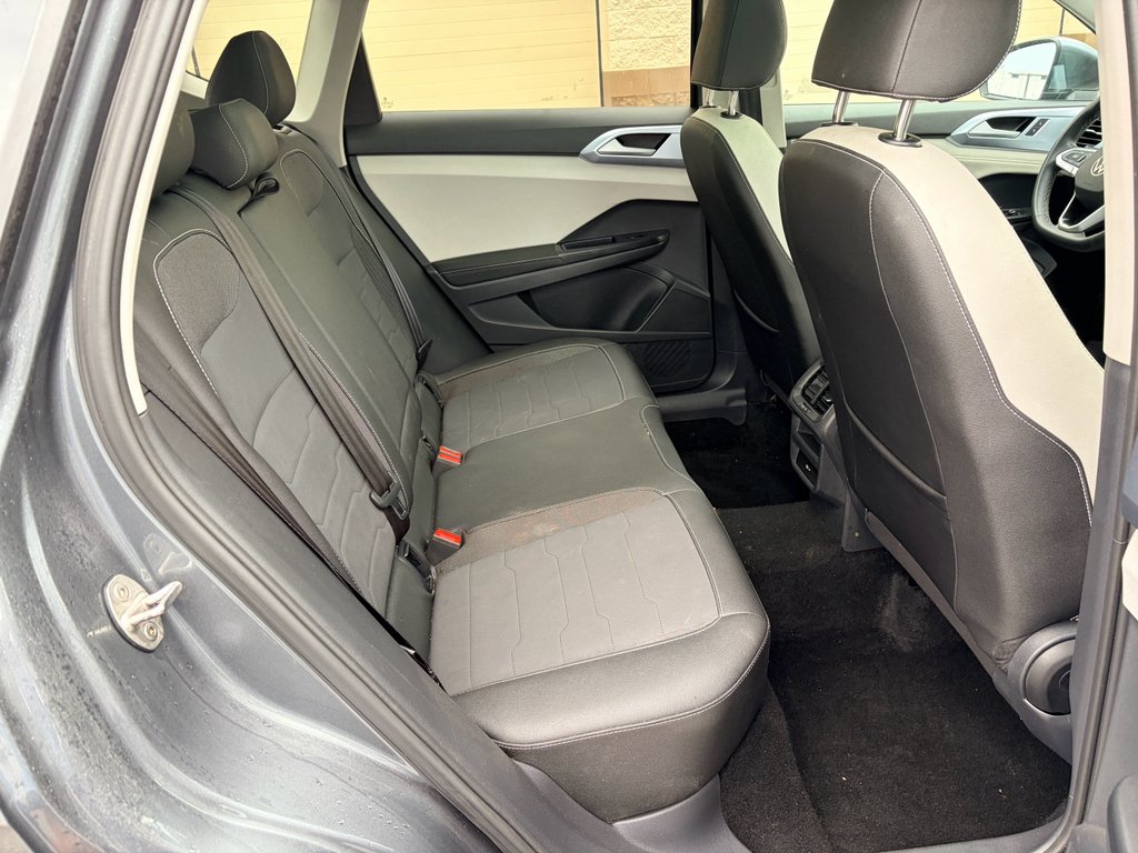 Used 2025 Platinum Gray Metallic Volkswagen SE image 17