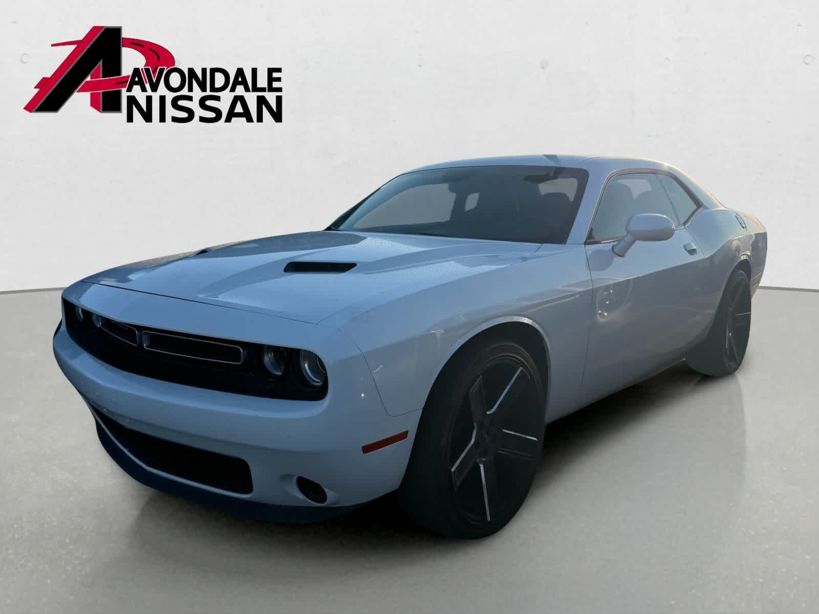 Used 2016 Bright White Clearcoat Dodge SXT image 2
