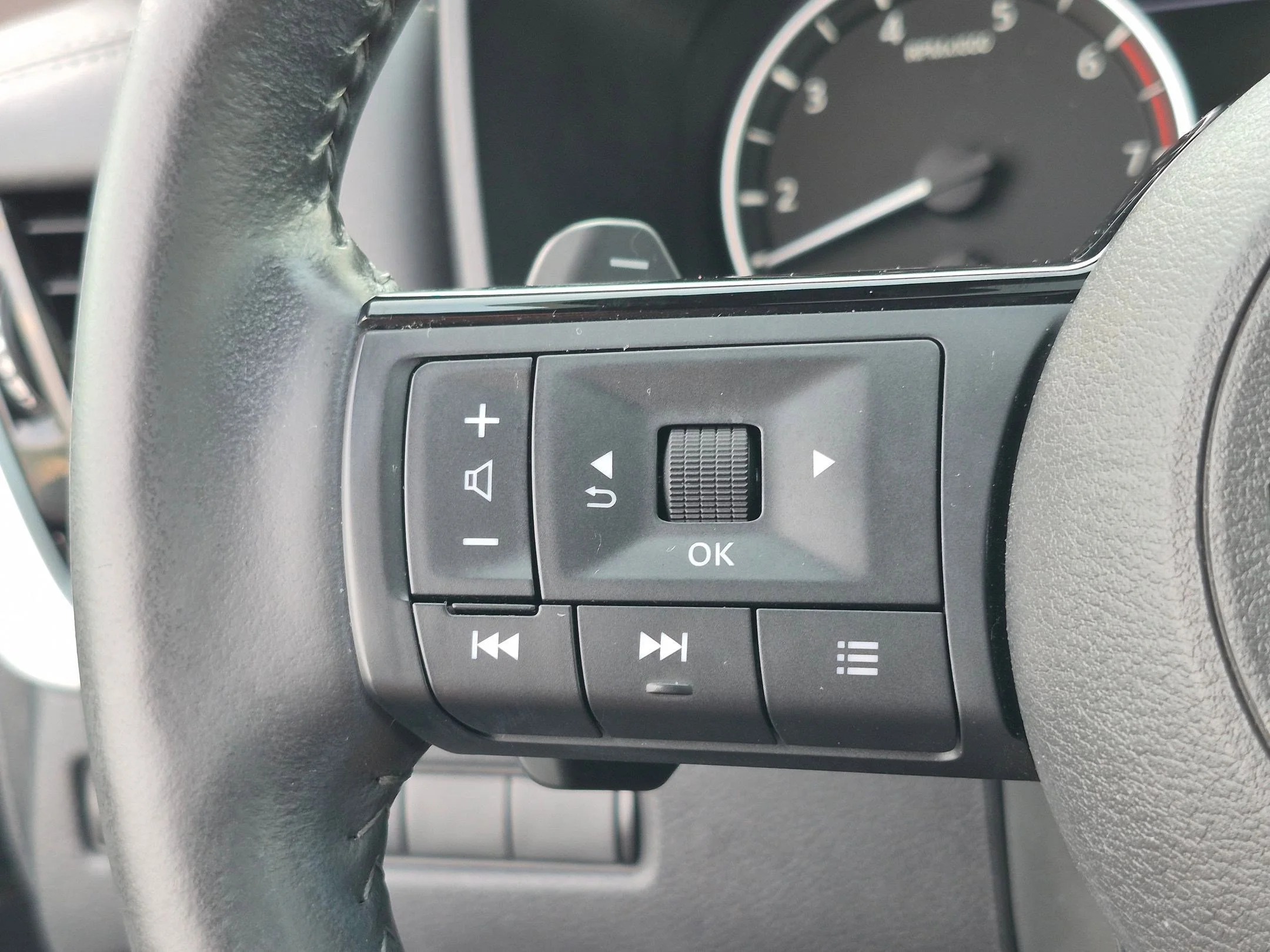 Used 2022 Boulder Gray Pearl Nissan SL image 15
