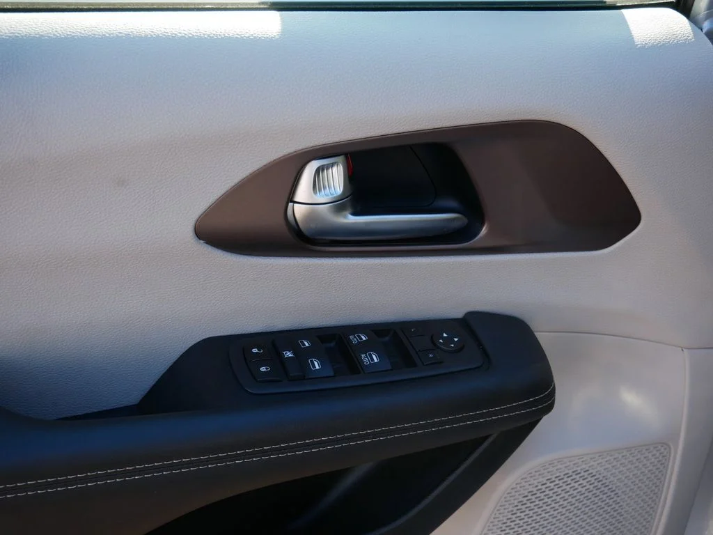 Used 2024 Silver Chrysler LX image 17