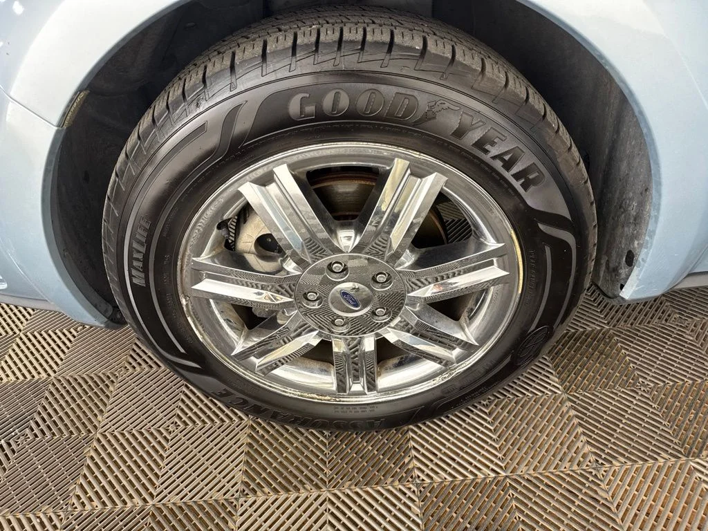 Used 2008  Ford Limited image 32