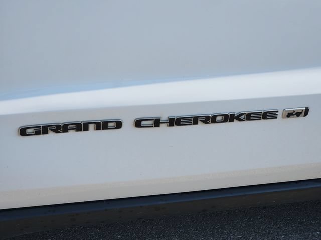 Used 2022 White Jeep Limited 4x4 image 11