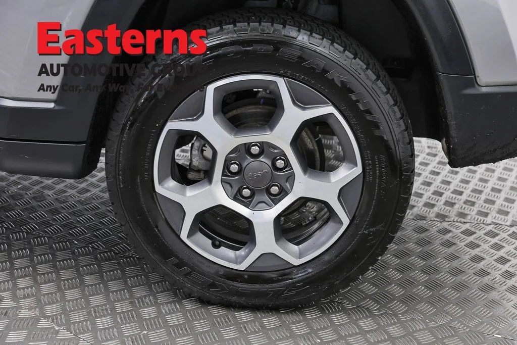 Used 2022 Silver Jeep Trailhawk image 34