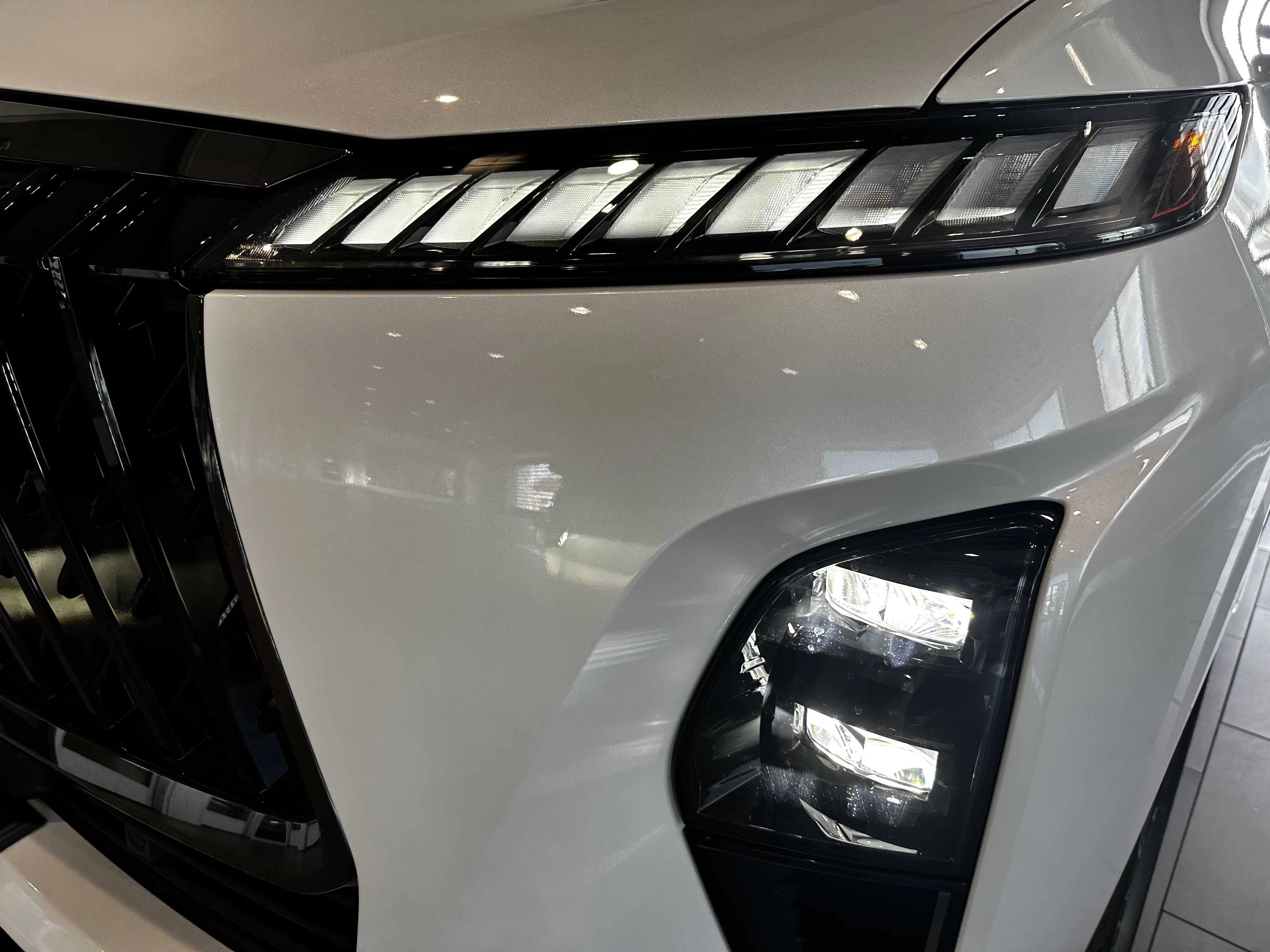 New 2027 2T RADIANT WHIT INFINITI Sport 4WD image 5