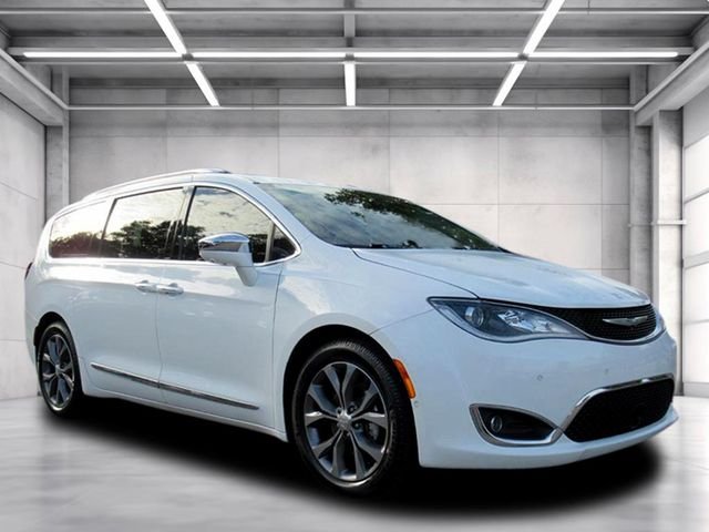 2017 Chrysler Pacifica Limited's photo