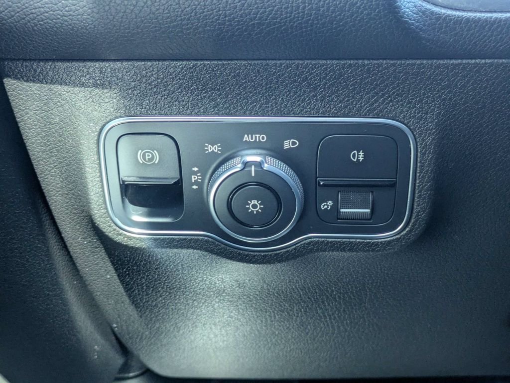 Used 2020 White Mercedes-Benz GLB 250 image 25