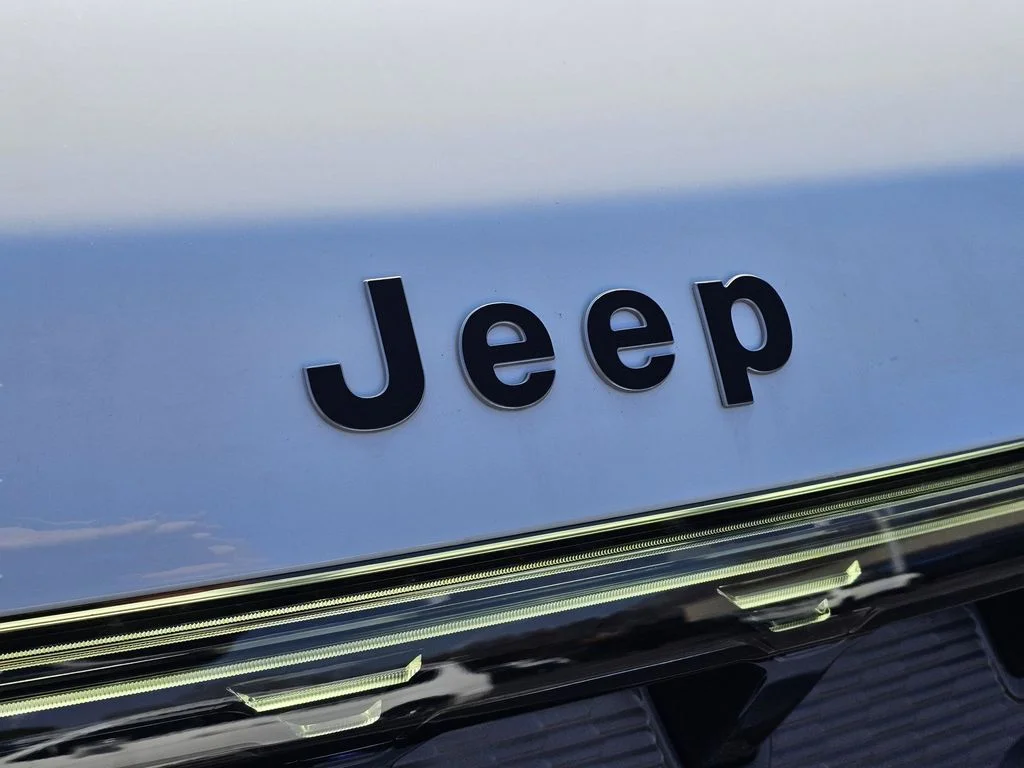 New 2026 Bright White Clear-Coat Exterior Paint Jeep Limited Reserve image 3