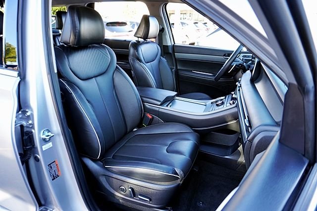 Used 2025 Silver Hyundai SEL Premium image 11