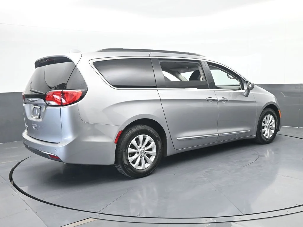 Used 2017 Billet Silver Metallic Clearcoat Chrysler Touring L image 6