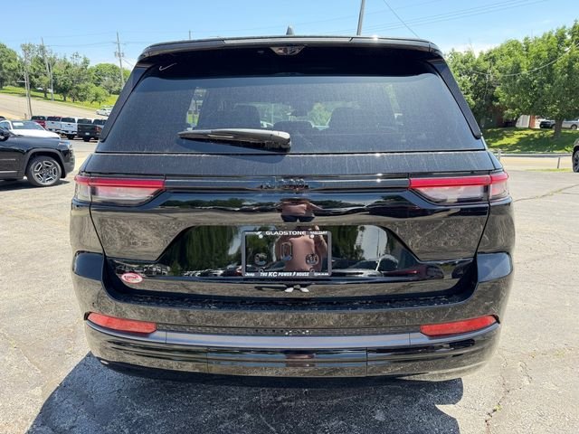 New 2026 Diamond Black Crystal Pearl-Coat Exterior Paint Jeep Limited Reserve image 8