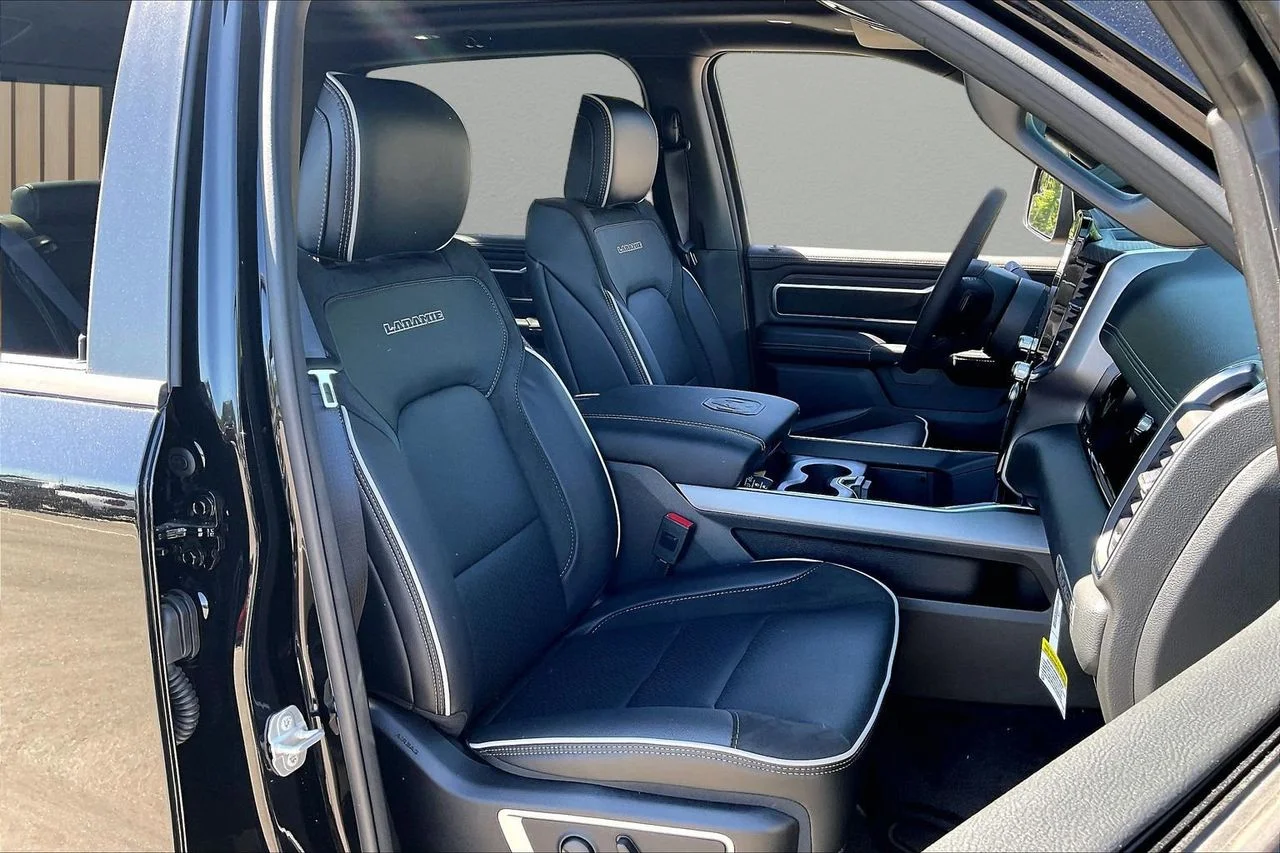 New 2026 Diamond Black Crystal Pearl-Coat Exterior Paint RAM Laramie image 23