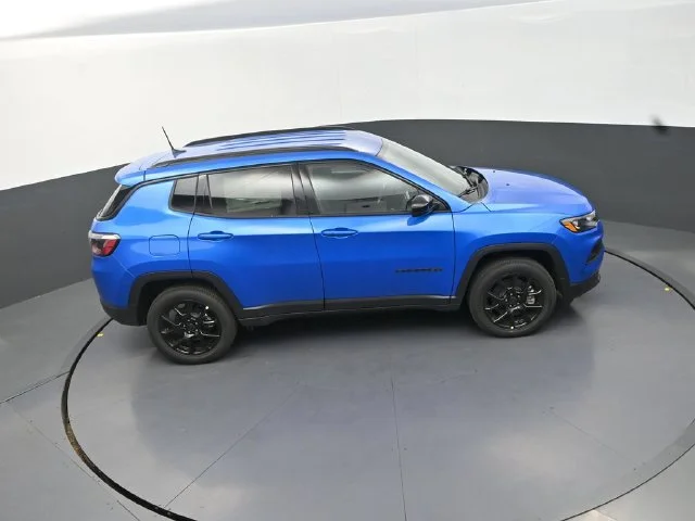 New 2026 Hydro Blue Pearl-Coat Exterior Paint Jeep Latitude image 17