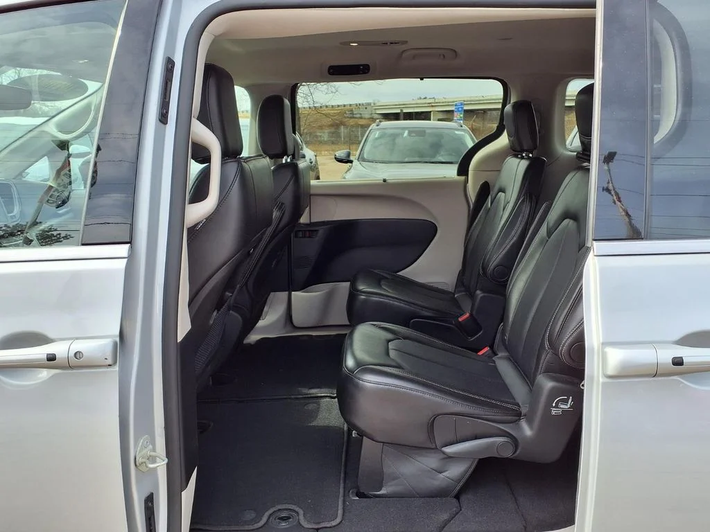 Used 2024 Silver Chrysler Touring L image 11