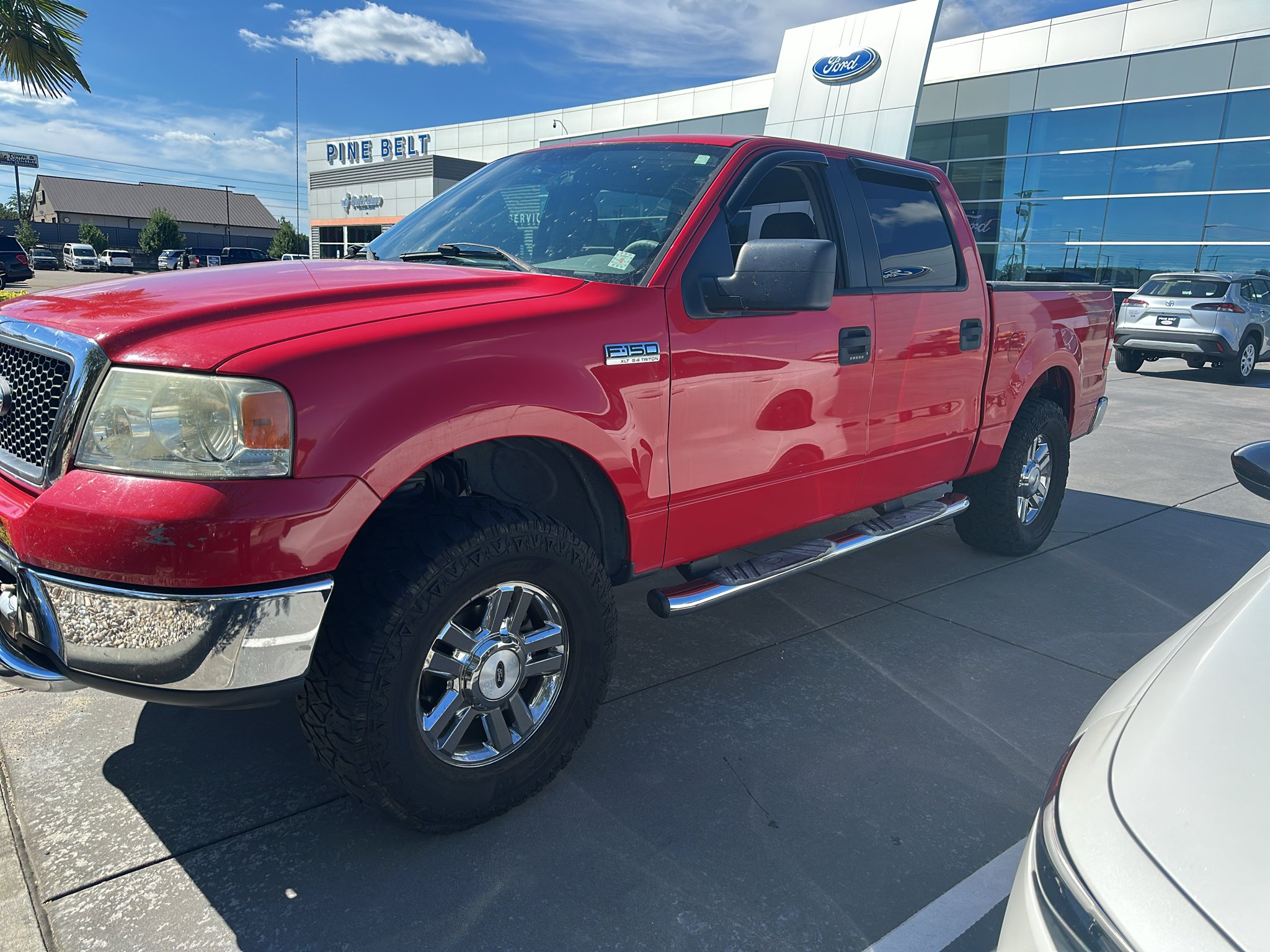 Used 2006 Red Ford SuperCrew 139" XLT 4WD image 1