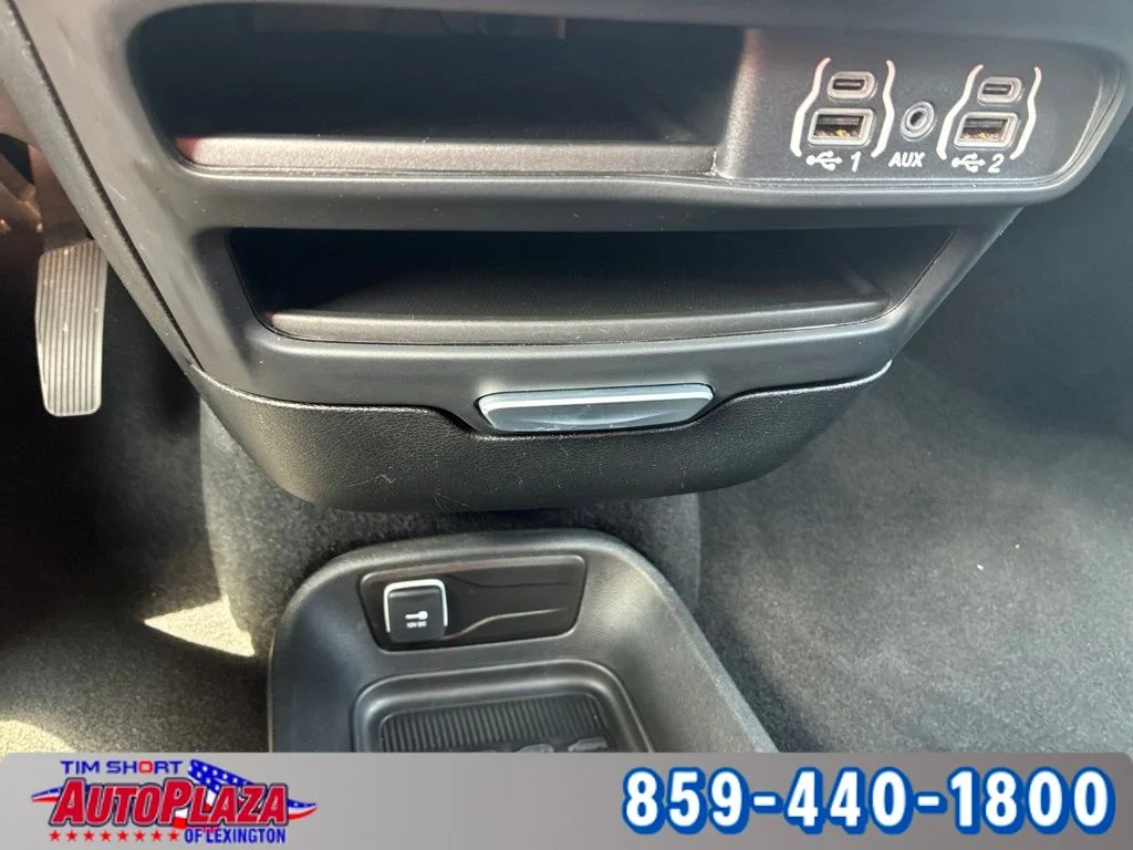 Used 2025 White Chrysler Select image 32