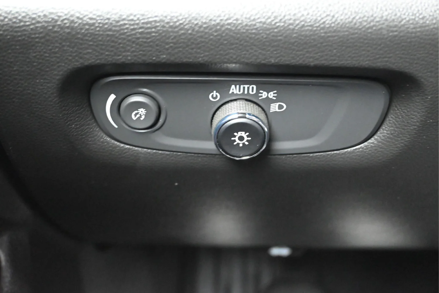 Used 2023 SUMMIT WHITE Chevrolet RS image 18