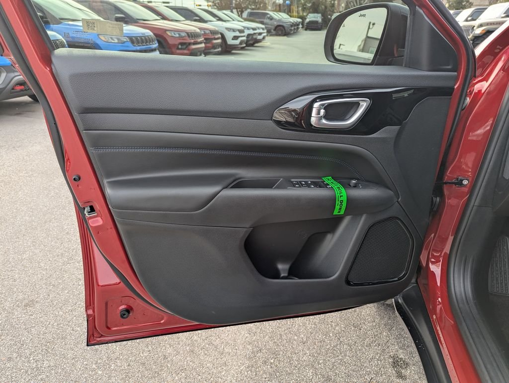 New 2026 Red Hot Pearlcoat Jeep Latitude image 18