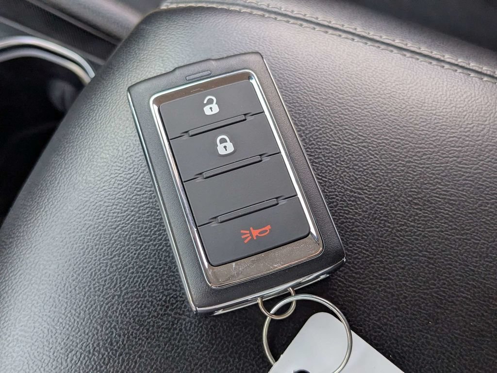Used 2023 White Jeep Laredo image 27