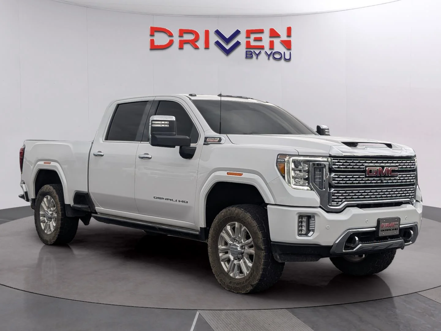 Used 2023 White Frost Tricoat GMC Denali image 7