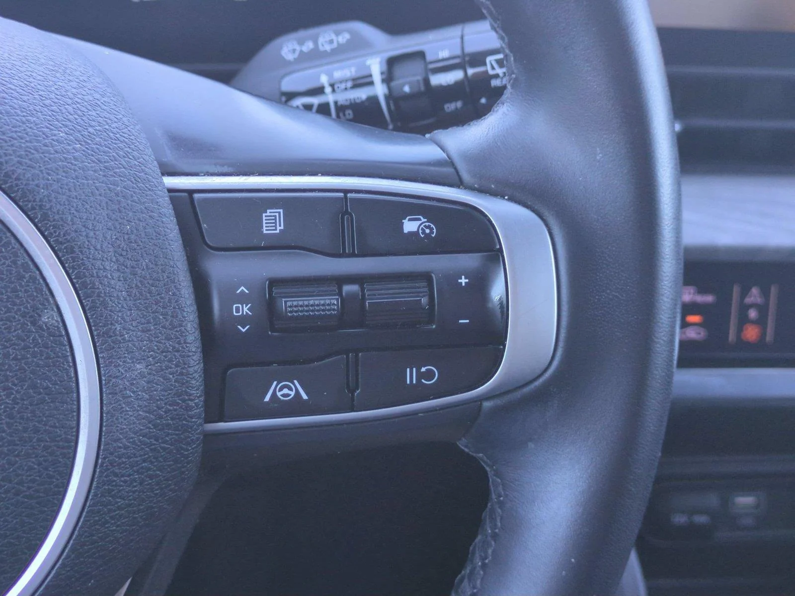 Used 2024 Glacial White Pearl Kia X-Line image 20